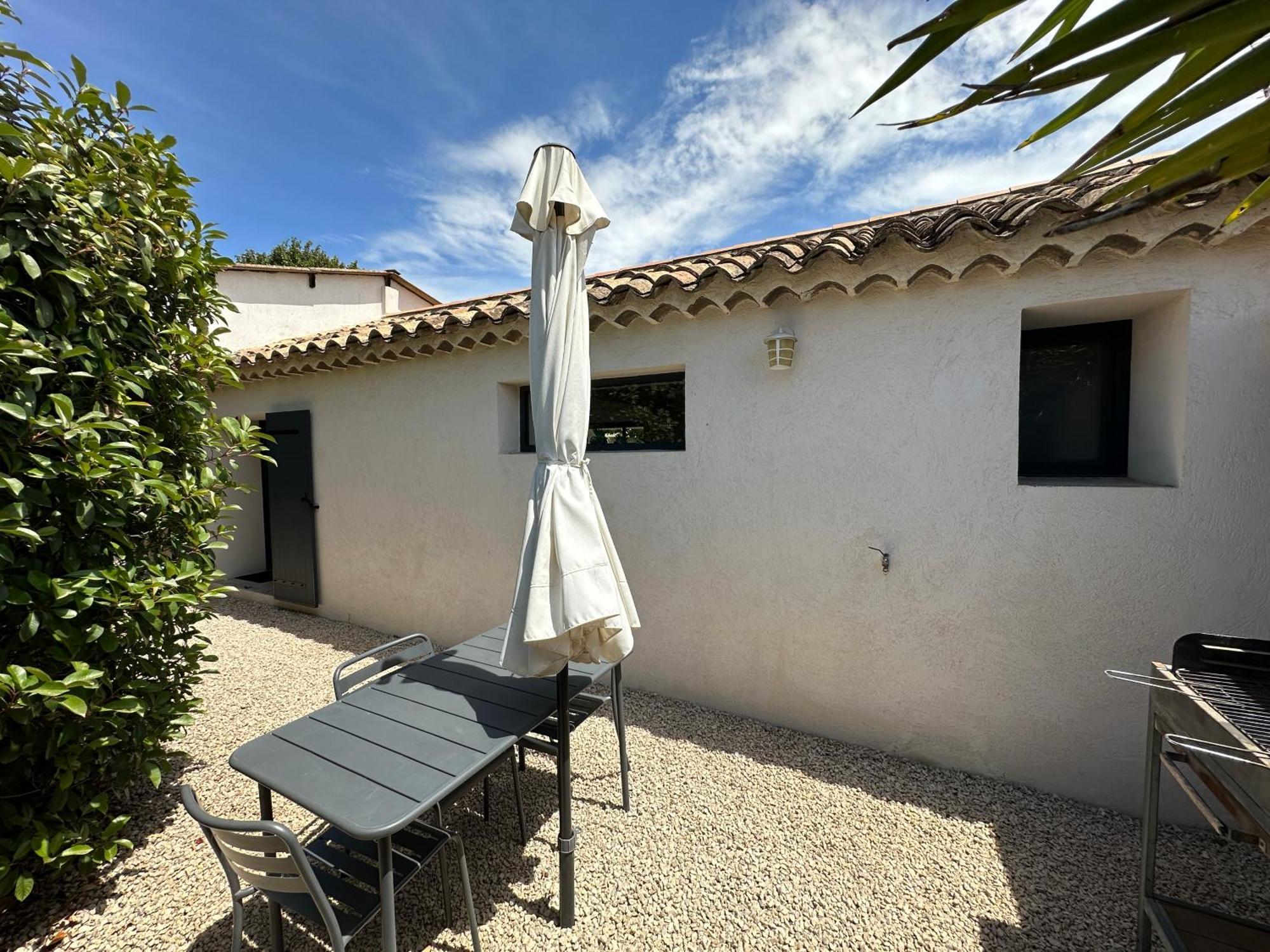 Maison Contemporaine Avec Piscine Privee Chauffee, Entre Plages Et Provence, Borne 11 Kw イストル エクステリア 写真